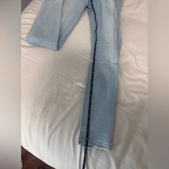 Good American Light Wash Skinny Jeans - Picture 6 of 6